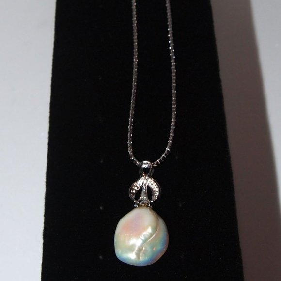 Genuine Fresh-Water Coin Pearl Pendant w/ 18 Inch .925 Sterling Silver Chain - Picture 6 of 6